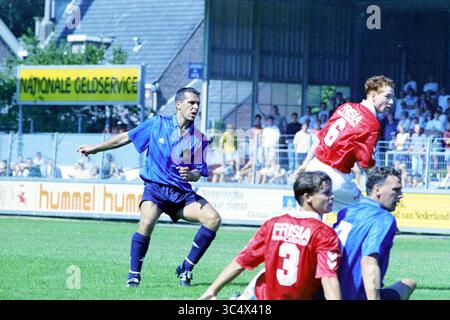 AZ - Telstar, 19-08-1995 Whizgle News, Dutch Desk, pays-Bas, 1950-2000 Un match de football en pleine action, mettant en vedette des joueurs portant des maillots d'équipe dynamiques. Un joueur, vêtu de bleu, dirige la pièce, tandis que d'autres en rouge et bleu sont engagés dans le moment sur le terrain. Les spectateurs peuvent être vus en arrière-plan, ajoutant à l'atmosphère animée. Banque D'Images