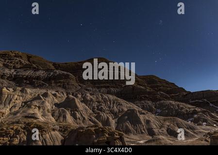 30 novembre 2017 - Canada - Auriga (à gauche) et Taureau (à droite) se levant au clair de lune au Hoodoos près de Drumheller, Alberta. L'illumination provient de la lune gibbous cirée. ..il s'agit d'une pile de 4 expositions pour le sol pour lisser le bruit, et une pour le ciel, toutes les 10 secondes à f/2,8 avec l'objectif 24mm et Nikon D750 à ISO 800. (Crédit image : © Alan Dyer / Vwpics/VW pics via ZUMA Wire) Banque D'Images
