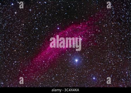 5 janvier 2018 - Alberta, Canada - la nébuleuse de Californie à Perseus, alias NGC 1499, dans un ensemble d'expositions guidées prises le 5 janvier 2018 de chez vous... il s'agit d'une pile de 12 expositions de 6 minutes, médiane combinée pour éliminer une traînée satellite, et prise avec l'appareil photo Canon 5D MkII modifié par filtre à ISO 800, et le réfracteur apo TMB 92mm avec l'aplatisseur/réducteur Borg 0.85x pour f/4,5. Guidé avec PHD2 avec l'autoguide Starshoot sur la monture EQ6-R. (Crédit image : © Alan Dyer / Vwpics/VW pics via ZUMA Wire) Banque D'Images