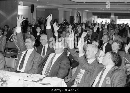 WLTO Meeting, 25-10-1994 Whizgle News, Dutch Desk, pays-Bas, 1950-2000 Un public animé lève la main dans une démonstration de soutien ou d'accord lors d'une conférence, avec des sourires et des expressions engagées parmi les participants. Banque D'Images