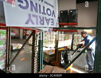2 octobre 2018 - Largo, Floride, États-Unis - SCOTT KEELER | Times.Martin Munro, administrateur des élections, superviseur des élections du comté de Pinellas, déplace une partie des 257 000 bulletins de vote postaux, mardi 10/2/18 au Centre de services électoraux, Largo. Les bulletins de vote postaux ont été transportés par camion au bureau de poste des États-Unis pour être postés aux électeurs. (Crédit image : © Scott Keeler/Tampa Bay Times via ZUMA Wire) Banque D'Images