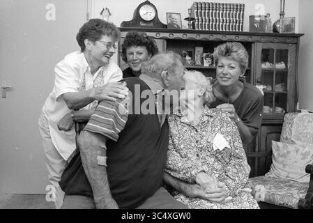 Famille Witteman mariée depuis 60 ans, 11-08-1994 Whizgle News, Dutch Desk, pays-Bas, 1950-2000 Un joyeux rassemblement de cinq personnes, avec un moment tendre alors qu'un couple âgé partage un baiser, entouré de rires et de sourires. L'atmosphère chaleureuse souligne le lien et l'affection entre la famille et les amis. Banque D'Images