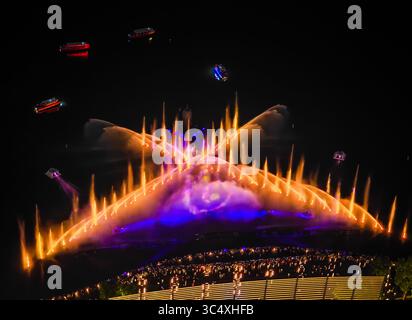07 29 2025 - Singapour. Spectra : spectacle lumière et eau le long de la promenade en face de Marina Bay Sands. Le spectacle des fontaines dansantes. Vue aérienne par drone Banque D'Images