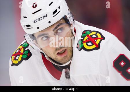 04 octobre 2018 : le centre des Blackhawks de Chicago Nick Schmaltz (8 ans) pendant le match de la LNH entre les Blackhawks de Chicago et les sénateurs d’Ottawa au Centre Canadian Tire à Ottawa, Canada. Daniel Lea/CSM(image de crédit : &copy ; Daniel Lea/CSM via ZUMA Wire) Banque D'Images