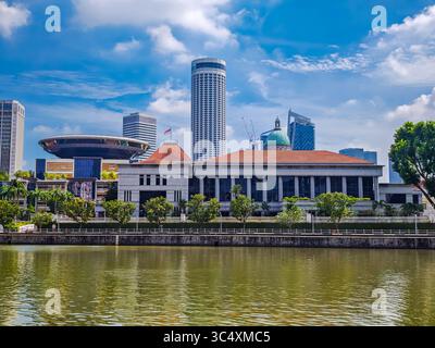 07 29 2025 - Singapour. parlement de Singapour et Cour suprême sur les rives du fleuve Singapour Banque D'Images