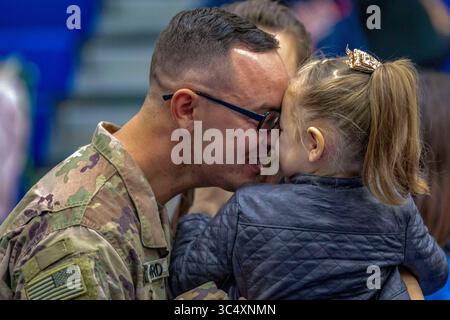 2 octobre 2018 - Fort Drum, New York, États-Unis - Un soldat du 1er Bataillon, 32e Régiment d'infanterie, 1re Brigade combat Team, 10e Division de montagne (LI) salue sa fille après une cérémonie de bienvenue à domicile tenue en l'honneur du 1-32IN après son redéploiement de Djibouti au complexe sportif Magrath, Fort Drum, New York, Oct. 2, 2018. (Crédit image : © U.S. Army via ZUMA Wire/ZUMAPRESS.com) Banque D'Images