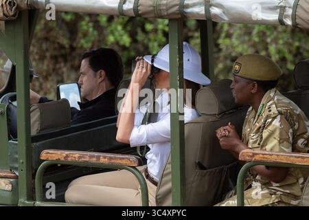 5 octobre 2018 - Nairobi, Kenya - la première dame des États-Unis Melania Trump portant un casque à moelle blanche observe la faune sauvage alors qu'elle voyage dans un Land-Cruiser lors d'un safari dans le parc national de Nairobi avec sa guide Nelly Palmeris, assise derrière, le 5 octobre 2018 à Nairobi, Kenya. La première dame lors de son premier voyage international en solo a été critiquée pour avoir porté le casque à moelle, longtemps un symbole des colonialistes occidentaux en Afrique. (Crédit image : © Andrea Hanks via ZUMA Wire) Banque D'Images