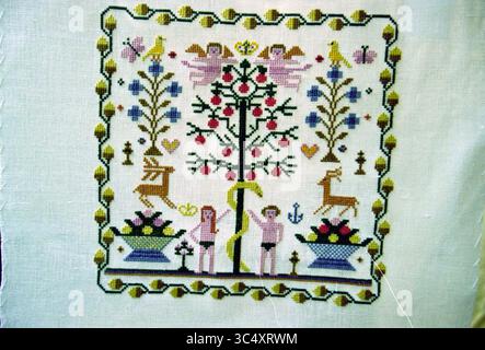 Association de femmes Stuff, Haarlem, pays-Bas, 24-04-2000 Whizgle News, Dutch Desk, les pays-Bas, 1950-2000 Un textile dynamique et complexe avec un arbre central orné de fleurs et de feuilles colorées, entouré de figures fantaisistes, d'animaux et de motifs décoratifs tels que des cœurs et des ancres. La scène transmet un sentiment d'harmonie et de nature, avec une riche tapisserie de couleurs et de motifs qui invitent à une inspection plus approfondie. Banque D'Images