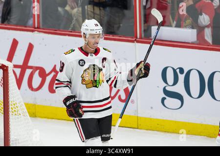 04 octobre 2018 : le capitaine des Blackhawks de Chicago Jonathan Toews (19 ans) lors du match de la LNH entre les Blackhawks de Chicago et les sénateurs d’Ottawa au Centre Canadian Tire à Ottawa, Canada. Daniel Lea/CSM(image de crédit : &copy ; Daniel Lea/CSM via ZUMA Wire) Banque D'Images