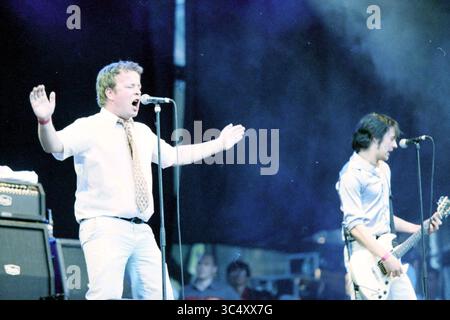 Poupée libération, Haarlem, pays-Bas, 04-05-2000 Whizgle News, Dutch Desk, pays-Bas, 1950-2000 Une performance animée par un groupe, mettant en vedette un chanteur engagé passionnément le public tandis qu'un guitariste l'accompagne. L'atmosphère est remplie d'énergie alors qu'ils présentent leur musique sur scène. Banque D'Images