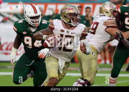 06 octobre 2018 : le quarterback Deondre Francois (12 ans) des Seminoles de Floride court avec le ballon pendant le match de football universitaire entre les Seminoles de Floride et les Hurricanes de Miami au Hard Rock Stadium de Miami Gardens, en Floride. Les Hurricanes ont gagné 28-27. Mario Houben/CSM(image de crédit : &copy ; Mario Houben/CSM via ZUMA Wire) Banque D'Images