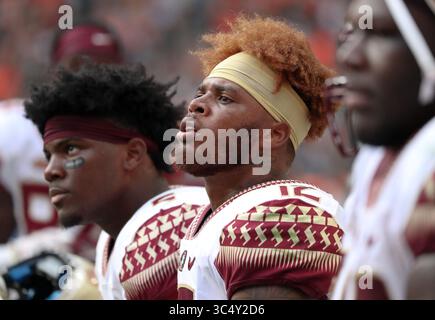 06 octobre 2018 : le quarterback Levonta Taylor (12 ans) des Seminoles de Floride sur le banc pendant le match de football universitaire entre les Seminoles de Floride et les Hurricanes de Miami au Hard Rock Stadium de Miami Gardens, en Floride. Les Hurricanes ont gagné 28-27. Mario Houben/CSM(image de crédit : &copy ; Mario Houben/CSM via ZUMA Wire) Banque D'Images