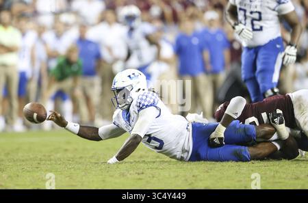 6 octobre 2018 - College Station, États-Unis - le quarterback des Wildcats du Kentucky Terry Wilson (3) tente de lancer la balle en étant limogé par le linebacker Des Texas A&M Aggies Otaro Alaka (42) pendant la deuxième moitié d'un match de football de la NCAA entre Texas A&M et Kentucky le samedi 6 octobre 2018 à College Station, Texas. Texas A&M a gagné, 20-14 en prolongation. (Crédit image : © Scott Coleman/ZUMA Wire) Banque D'Images