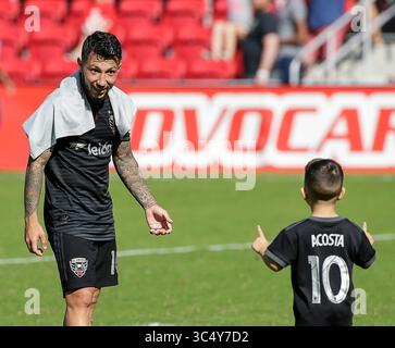 7 octobre 2018 : le fils de l'attaquant #10 de D.C. United Luciano Acosta s'entraîne avec son père après un match de football de la MLS entre le D.C. United et le Chicago Fire à Audi Field à Washington DC Justin Cooper/CSM(crédit image : &copy ; Justin Cooper/CSM via ZUMA Wire) Banque D'Images