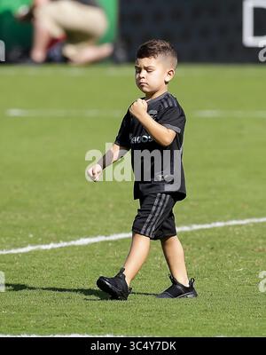 7 octobre 2018 : le fils de l'attaquant #10 de D.C. United Luciano Acosta s'entraîne avec son père après un match de football de la MLS entre le D.C. United et le Chicago Fire à Audi Field à Washington DC Justin Cooper/CSM(crédit image : &copy ; Justin Cooper/CSM via ZUMA Wire) Banque D'Images