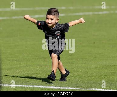 7 octobre 2018 : le fils de l'attaquant #10 de D.C. United Luciano Acosta s'entraîne avec son père après un match de football de la MLS entre le D.C. United et le Chicago Fire à Audi Field à Washington DC Justin Cooper/CSM(crédit image : &copy ; Justin Cooper/CSM via ZUMA Wire) Banque D'Images