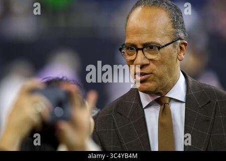 7 octobre 2018 : présentateur NBC Nightly News, Lester Holt, sur le terrain lors du match de football NFL entre les Texans de Houston et les Cowboys de Dallas au NRG Stadium de Houston, Texas. John Glaser/CSM(image de crédit : &copy ; John Glaser/CSM via ZUMA Wire) Banque D'Images