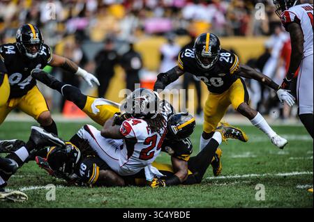 7 octobre 2018 : Devonta Freeman #24 attaqué par Steelers #28 Mike Hilton, Steelers #48 Bud Dupree, et Steelers #51 Jon Bostic lors du match Pittsburgh Steelers vs Atlanta Falcons au Heinz Field à Pittsburgh, PA. Jason Pohuski/CSM(image de crédit : &copy ; Jason Pohuski/CSM via ZUMA Wire) Banque D'Images