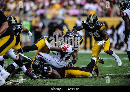 7 octobre 2018 : Devonta Freeman #24 attaqué par Steelers #28 Mike Hilton, Steelers #48 Bud Dupree, et Steelers #51 Jon Bostic lors du match Pittsburgh Steelers vs Atlanta Falcons au Heinz Field à Pittsburgh, PA. Jason Pohuski/CSM(image de crédit : &copy ; Jason Pohuski/CSM via ZUMA Wire) Banque D'Images