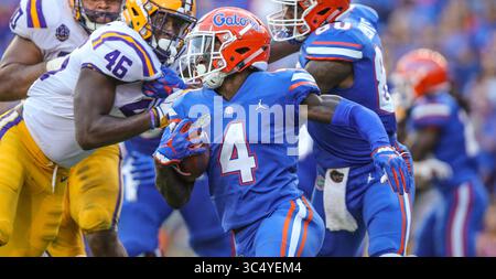 Oct 6 - Gainesville, FL, États-Unis : Florida Gators Running Back Kadarius Toney (4) dirige le ballon pendant la seconde moitié de l'action de football de la NCAA contre les LSU Tigers à l'Université de Floride. (Gary Lloyd McCullough/Cal Sport Media)(image de crédit : &copy ; Gary McCullough/CSM via ZUMA Wire) Banque D'Images