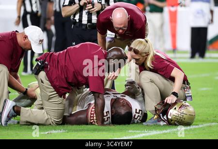 06 octobre 2018 : Fredrick Jones (55 ans) reçoit des soins médicaux pendant le match de football universitaire entre les Seminoles de Floride et les Hurricanes de Miami au Hard Rock Stadium de Miami Gardens, en Floride. Les Hurricanes ont gagné 28-27. Mario Houben/CSM(image de crédit : &copy ; Mario Houben/CSM via ZUMA Wire) Banque D'Images