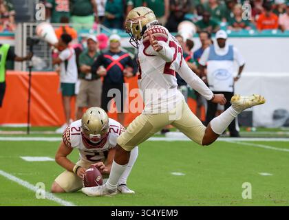 06 octobre 2018 : le kicker Ricky Aguayo (23 ans) des Seminoles de Floride frappe le ballon tenu par Logan Tyler (21 ans) des Seminoles de Floride lors du match de football universitaire entre les Seminoles de Floride et les Hurricanes de Miami au Hard Rock Stadium de Miami Gardens, en Floride. Les Hurricanes ont gagné 28-27. Mario Houben/CSM(image de crédit : &copy ; Mario Houben/CSM via ZUMA Wire) Banque D'Images