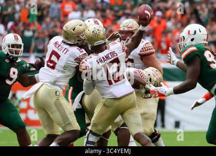 06 octobre 2018 : le quarterback Deondre Francois (12 ans) des Seminoles de Floride lance une passe pendant le match de football universitaire entre les Seminoles de Floride et les Hurricanes de Miami au Hard Rock Stadium de Miami Gardens, en Floride. Les Hurricanes ont gagné 28-27. Mario Houben/CSM(image de crédit : &copy ; Mario Houben/CSM via ZUMA Wire) Banque D'Images