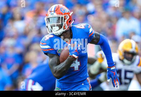 Oct 6 - Gainesville, FL, États-Unis : Florida Gators Running Back Kadarius Toney (4) dirige le ballon pendant la seconde moitié de l'action de football de la NCAA contre les LSU Tigers à l'Université de Floride. (Gary Lloyd McCullough/Cal Sport Media)(image de crédit : &copy ; Gary McCullough/CSM via ZUMA Wire) Banque D'Images