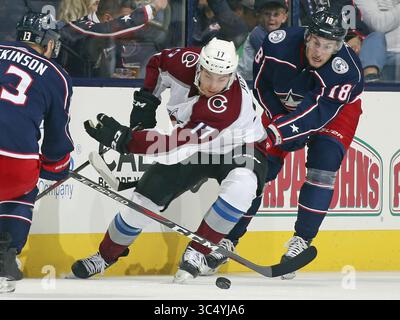 21 septembre 2018 - Columbus, OH, USA - Tyson Jost (17) de l'Avalanche du Colorado et Pierre-Luc Dubois (18) des Blue Jackets de Columbus se battent pour la rondelle en première période à la Nationwide Arena de Columbus, Ohio, le mardi 9 octobre 2018. (Crédit image : © Brooke LaValley/Columbus Dispatch/TNS via ZUMA Wire) Banque D'Images