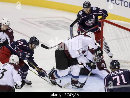 21 septembre 2018 - Columbus, OH, USA - Pierre-Luc Dubois (18) des Blue Jackets de Columbus marque le deuxième but de l'équipe en première période contre l'Avalanche du Colorado au Nationwide Arena de Columbus, Ohio, le mardi 9 octobre 2018. (Crédit image : © Tyler Schank/Columbus Dispatch/TNS via ZUMA Wire) Banque D'Images