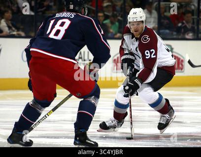 21 septembre 2018 - Columbus, OH, USA - Gabriel Landeskog (92) de l'Avalanche du Colorado porte la rondelle devant Pierre-Luc Dubois (18) des Blue Jackets de Columbus en deuxième période au Nationwide Arena de Columbus, Ohio, le mardi 9 octobre 2018. (Crédit image : © Brooke LaValley/Columbus Dispatch/TNS via ZUMA Wire) Banque D'Images