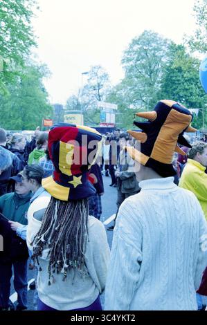 Poupée de libération diverse Haarlem, Haarlem, pays-Bas, 04-05-1998 Whizgle News, Dutch Desk, pays-Bas, 1950-2000 Une foule animée se réunit pour une démonstration, mettant en vedette des individus portant des chapeaux distinctifs et colorés. L'atmosphère est remplie d'un sentiment d'unité et d'activisme, alors que les gens s'engagent dans la conversation et expriment leurs points de vue. Banque D'Images