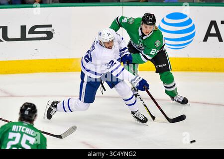 Josh Leivo (32) et Dallas Stars Roope Hintz (24), aile gauche des Maple Leafs de Toronto, se battent pour le palet. Pendant le match des Maple Leafs de Toronto aux Dallas Stars de la LNH au American Airlines Center à Dallas, Texas, le 9 octobre 2018 .Manny Flores/Cal Sport Media) Banque D'Images