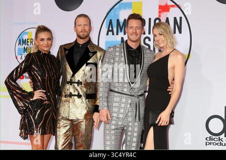 9 octobre 2018 - Los Angeles, CA, États-Unis - LOS ANGELES - 9 octobre : Brittney Marie Cole, Brian Kelley, Tyler Hubbard, Hayley Hubbard aux American Music Awards 2018 au Microsoft Theater le 9 octobre 2018 à Los Angeles, CA (crédit image : © Kathy Hutchins via ZUMA Wire) Banque D'Images