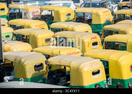 14 janvier 2017 - New Delhi, Inde - des voitures de taxi à dessus jaune sont alignées dans le centre-ville de New Delhi, Inde. (Crédit image : © Edwin Remsberg/VW pics via ZUMA Wire) Banque D'Images