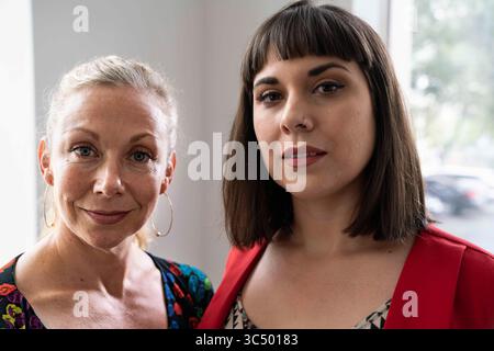 10 octobre 2018 - Florida, U.S. - MARTHA ASENCIO RHIN | Times.Portrait de Carolyn Tsourakis (à gauche) et Angela Galecki, partenaires commerciaux et propriétaires de Bluebird, un nouveau restaurant qui arrive au centre-ville de Petersburg et propose une cuisine grecque, turque et nord-africaine. Oct. 10, 2018. Tsourakis a précisé que la cuisine de Bluebird sera ce qu'ils ont surnommé : ''Moditerranean''. ''Une cuisine culturellement exacte'', a déclaré Tsourakis. Galecki a ajouté que leur vision est simple, ''fraîche, belle, saine, bonne pour l'âme et pour le corps. (Crédit image : © Martha Asencio Rhin/Tampa Bay Times vi Banque D'Images