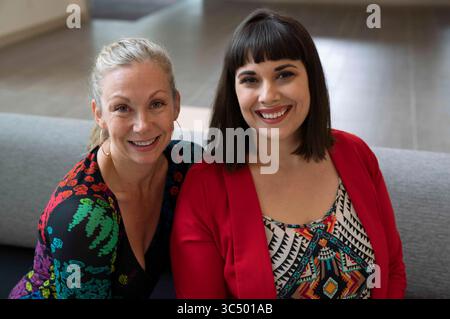 10 octobre 2018 - Florida, U.S. - MARTHA ASENCIO RHIN | Times.Portrait de Carolyn Tsourakis (à gauche) et Angela Galecki, partenaires commerciaux et propriétaires de Bluebird, un nouveau restaurant qui arrive au centre-ville de Petersburg et propose une cuisine grecque, turque et nord-africaine. Oct. 10, 2018. Tsourakis a précisé que la cuisine de Bluebird sera ce qu'ils ont surnommé : ''Moditerranean''. ''Une cuisine culturellement exacte'', a déclaré Tsourakis. Galecki a ajouté que leur vision est simple, ''fraîche, belle, saine, bonne pour l'âme et pour le corps. (Crédit image : © Martha Asencio Rhin/Tampa Bay Times vi Banque D'Images
