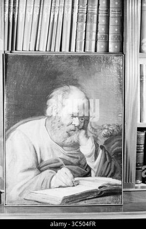 L'historienne soviétique de l'art Irina Linnik apporte à Haarlem trois peintures de Frans Hals de Russie. Ici, ils sont exposés dans le musée : Portrait d'un apôtre., 10-07-1962 Whizgle News, Dutch Desk, pays-Bas, 1950-2000 Une figure contemplative avec une barbe repose son menton sur sa main, écrivant intentionnellement dans un livre. Derrière lui, une collection de livres crée une toile de fond savante, suggérant un cadre de réflexion et de réflexion profondes. Banque D'Images