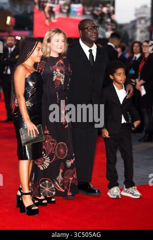 11 octobre 2018 - Londres, Royaume-Uni de Grande-Bretagne et d'Irlande du Nord - le réalisateur Steve McQueen, son épouse Bianca Stigter, son fils Dexter et sa fille Alex arrivant à la première européenne de 'Widows' et à la soirée d'ouverture du 62e BFI London film Festival le 10 octobre 2018 à Londres, Angleterre (crédit image : © Famous/Ace Pictures via ZUMA Press) Banque D'Images