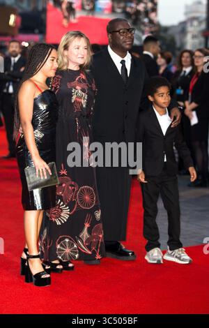 11 octobre 2018 - Londres, Royaume-Uni de Grande-Bretagne et d'Irlande du Nord - le réalisateur Steve McQueen, son épouse Bianca Stigter, son fils Dexter et sa fille Alex arrivant à la première européenne de 'Widows' et à la soirée d'ouverture du 62e BFI London film Festival le 10 octobre 2018 à Londres, Angleterre (crédit image : © Famous/Ace Pictures via ZUMA Press) Banque D'Images