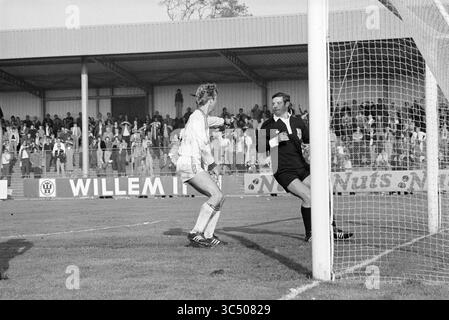 Telstar - vitesse, Football Telstar, 16-10-1977 Whizgle News, Dutch Desk, pays-Bas, 1950-2000 Un gardien de but se prépare à faire une sauvegarde à l'approche d'un attaquant, avec une foule enthousiaste en arrière-plan, soulignant l'intensité du match. Banque D'Images