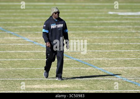 4 décembre 2019, Charlotte, NC, USA : L'entraîneur-chef intérimaire des Carolina Panthers, Perry Fewell, se rend dans une autre section du terrain d'entraînement au centre d'entraînement de l'équipe à Charlotte, Caroline du Nord, le mercredi 4 décembre 2019. (Crédit image : © TNS via ZUMA Wire) Banque D'Images