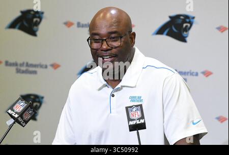 4 décembre 2019, Charlotte, NC, États-Unis : Perry Fewell, entraîneur-chef intérimaire des Carolina Panthers, rit en répondant à une question lors de sa première conférence de presse en tant qu'entraîneur-chef, le mercredi 4 décembre 2019 au Bank of America Stadium de Charlotte, en Caroline du Nord (crédit image : © TNS via ZUMA Wire) Banque D'Images
