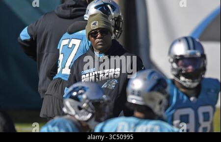 4 décembre 2019, Charlotte, Caroline du Nord, États-Unis : L'entraîneur-chef intérimaire des Carolina Panthers, Perry Fewell, s'entraîne dans le centre d'entraînement de l'équipe à Charlotte, Caroline du Nord, le mercredi 4 décembre 2019. (Crédit image : © TNS via ZUMA Wire) Banque D'Images