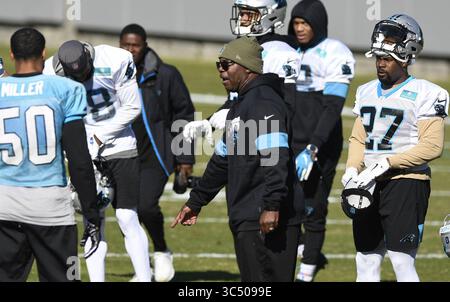 4 décembre 2019, Charlotte, NC, USA : L'entraîneur-chef intérimaire des Carolina Panthers, Perry Fewell, appelle l'équipe à se caucus au centre d'entraînement de l'équipe à Charlotte, NC, le mercredi 4 décembre 2019. (Crédit image : © TNS via ZUMA Wire) Banque D'Images