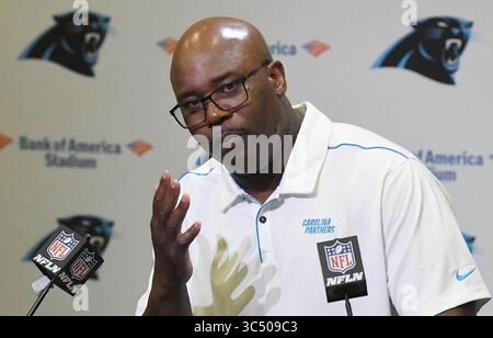4 décembre 2019, Charlotte, Caroline du Nord, États-Unis : Perry Fewell, entraîneur-chef intérimaire des Carolina Panthers, répond à une question lors de sa première conférence de presse en tant qu'entraîneur-chef le mercredi 4 décembre 2019 au Bank of America Stadium de Charlotte, Caroline du Nord (crédit image : © TNS via ZUMA Wire) Banque D'Images