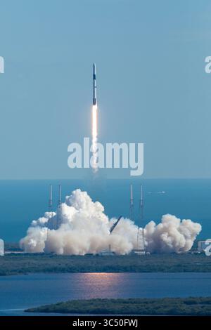 5 décembre 2019, Cape Canaveral, FL, États-Unis : la fusée SpaceX Falcon 9 décolle avec la capsule cargo commerciale Dragon lors de la mission CRS-19 vers la Station spatiale internationale depuis le complexe de lancement spatial 40 sur la Station aérienne de Cape Canaveral le 5 décembre 2019 à Cape Canaveral, Floride. Le Dragon livrera environ 5 700 livres d'instruments scientifiques, de fournitures d'équipage et de matériel au laboratoire orbital et à son équipage. (Crédit image : © Kim Shiflett/NASA/Planet Pix via ZUMA Wire) Banque D'Images