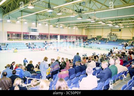 Tennis en fauteuil roulant dans la salle de sport avec festivités dans le hall, 00-09-1996 Whizgle News, Dutch Desk, pays-Bas, 1950-2000 Une arène sportive intérieure animée est remplie de spectateurs qui attendent avec impatience un match de tennis. Des sièges aux couleurs vives entourent le court, où les joueurs se préparent, tandis que les fans discutent et apprécient l'atmosphère. Banque D'Images