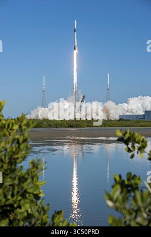 5 décembre 2019, Cape Canaveral, FL, États-Unis : Cape Canaveral, États-Unis. 05 décembre 2019. La fusée SpaceX Falcon 9 décolle avec la capsule de fret commercial Dragon lors de la mission CRS-19 vers la Station spatiale internationale depuis le complexe de lancement spatial 40 sur la Station aérienne de Cape Canaveral le 5 décembre 2019 à Cape Canaveral, en Floride. Le Dragon livrera environ 5 700 livres d'instruments scientifiques, de fournitures d'équipage et de matériel au laboratoire orbital et à son équipage. . Crédit : Kim Shiflett/NASA/Alamy Live News (crédit image : © Tony Gray/NASA/Planet Pix via ZUMA Wire) Banque D'Images