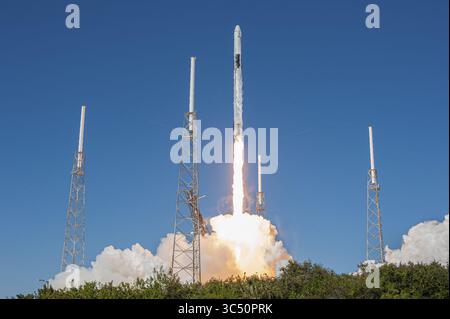 5 décembre 2019, Cape Canaveral, FL, États-Unis : Cape Canaveral, États-Unis. 05 décembre 2019. La fusée SpaceX Falcon 9 décolle avec la capsule de fret commercial Dragon lors de la mission CRS-19 vers la Station spatiale internationale depuis le complexe de lancement spatial 40 sur la Station aérienne de Cape Canaveral le 5 décembre 2019 à Cape Canaveral, en Floride. Le Dragon livrera environ 5 700 livres d'instruments scientifiques, de fournitures d'équipage et de matériel au laboratoire orbital et à son équipage. . Crédit : Kim Shiflett/NASA/Alamy Live News (crédit image : © Tony Gray/NASA/Planet Pix via ZUMA Wire) Banque D'Images